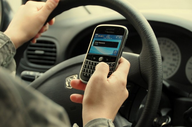 Закон и право: Из-за мобильных телефонов в автокатастрофах погибло 67 человек за последние 3 года