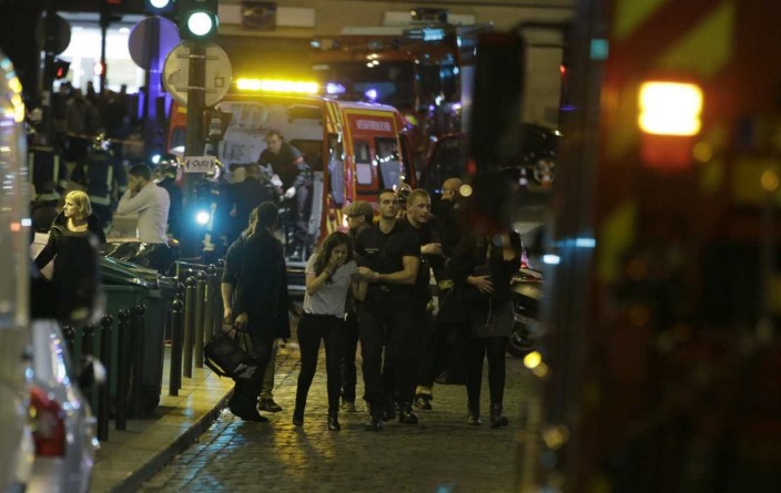 В мире: Теракт в Париже: до 60 погибших и 100 заложников