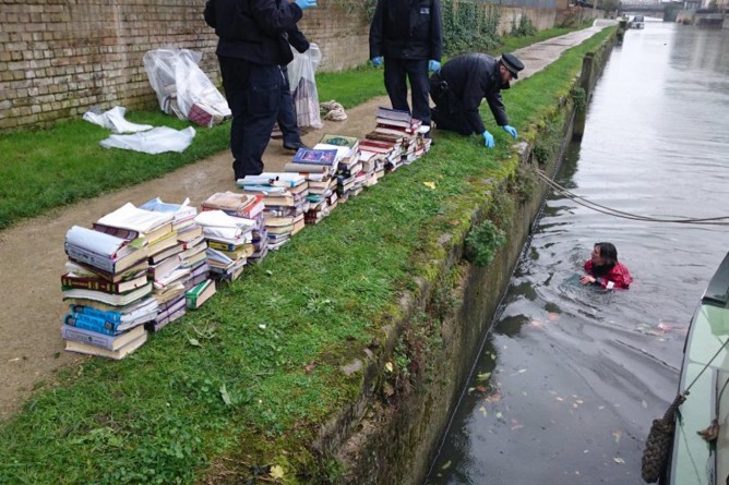 Закон и право: Полиция пыталась спасти 150 тонущих исламских книг...но оказалось, что их бросили туда намеренно