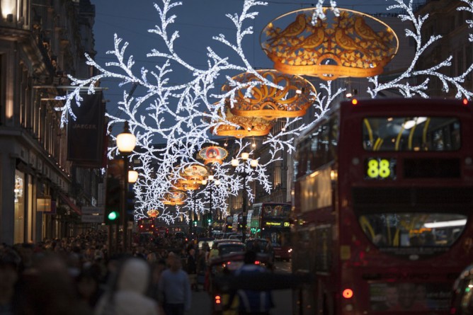 Досуг: Рождественские огни на Риджент-стрит: Дарси Басселл включила праздничное освещение в центре Лондона