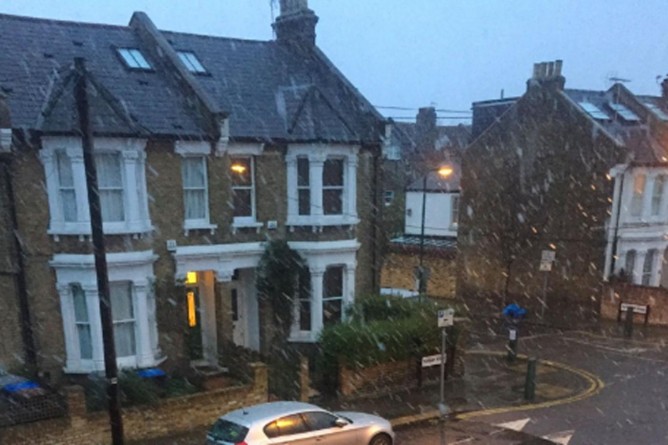 Досуг: Снег в Лондоне: местные жители в восторге от падающих снежинок