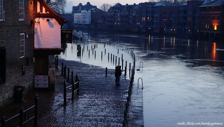 Видео: Премьер-министр созвал экстренное совещание в связи с наводнениями на севере Великобритании