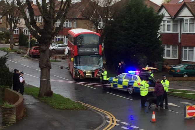 Происшествия: Трое человек госпитализированы в результате аварии на юге Лондона