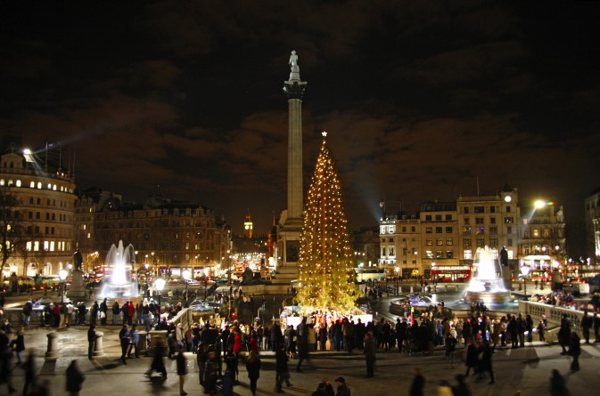 Досуг: "Шаткую" елку на Трафальгарской площади сделают более устойчивой