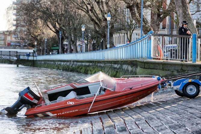 Происшествия: Девушка утонула в Темзе после того, как упала с моторной лодки во время свидания с парнем