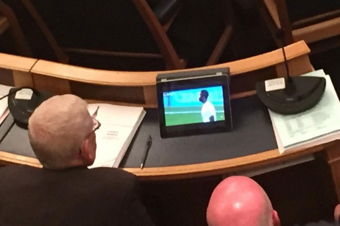 Досуг: Два члена совета смотрели футбол во время дебатов о сокращении расходов