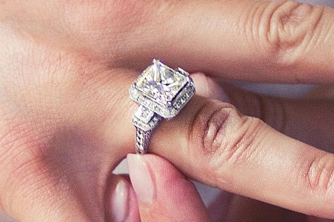Закон и право: У девушки сорвали с пальца обручальное кольцо за £70,000 во время ограбления
