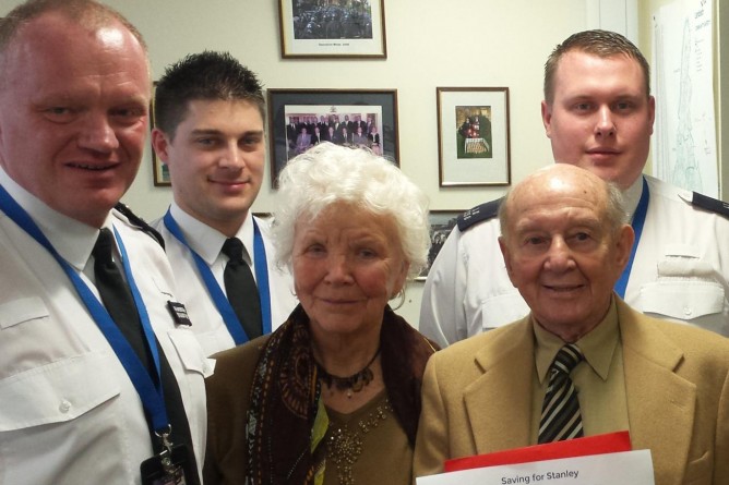 Закон и право: Полицейские собрали £ 5000 для ограбленных пенсионеров