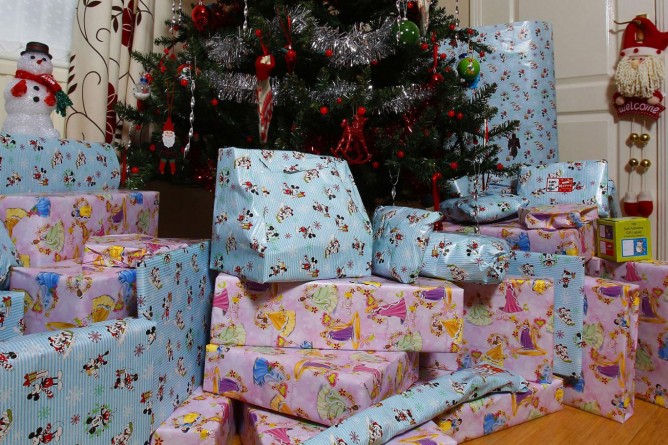 Досуг: Лондонцы предпочитают отдавать ненужные рождественские подарки, а не продавать их