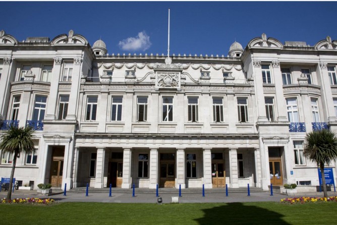Закон и право: Исламское сообщество лондонского университета обвиняется в нарушениях