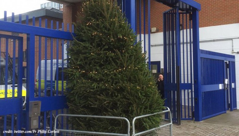 Досуг: Новогодняя елка полиции Льюишема признана "самой депрессивной елкой в Великобритании"