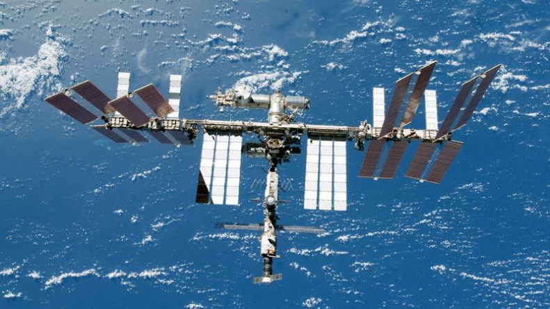 В мире: Школьники Британии установили радиосвязь с космонавтом, находящимся на космической станции.