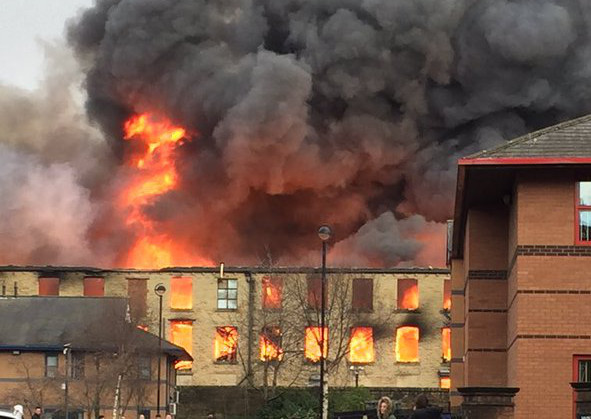 Из-за пожара на заводе перекрыт центр города Батли