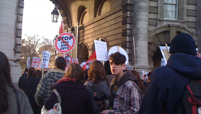 Бизнес и финансы: Забастовка студентов в Лондоне: протестующие перекрыли Вестминстерский мост