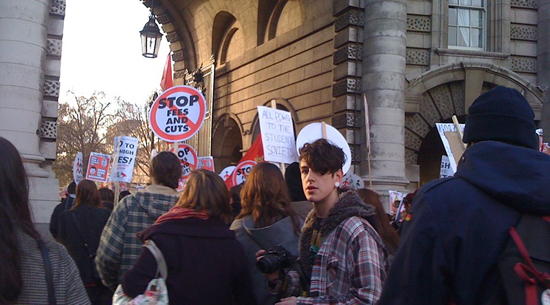 Бизнес и финансы: Забастовка студентов в Лондоне: протестующие перекрыли Вестминстерский мост