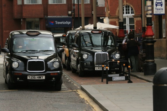 Закон и право: Таксисты Лондона протестуют против недобросовестной конкуренции со стороны Uber