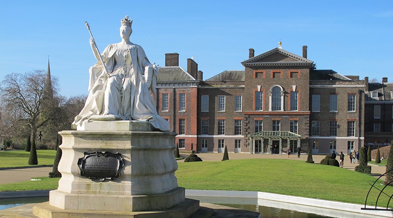 Происшествия: Мужчина поджег себя напротив Кенсингтонского дворца