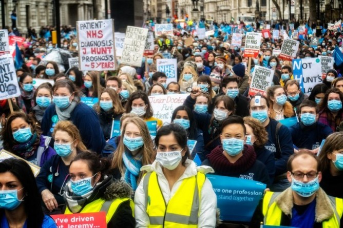 Общество: Стоит ли молодым врачам уезжать из Британии?