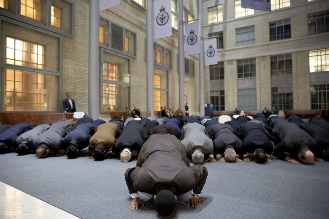 Общество: Британских школьников заставили "принять ислам"