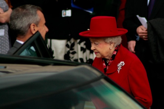Знаменитости: Королева Великобритании продала свой Ягуар через интернет