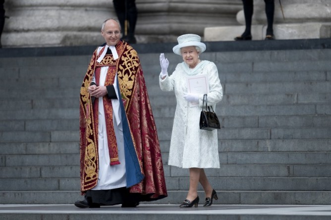 Знаменитости: Королева Елизавета ІІ передаст часть своих полномочий после празднования юбилея
