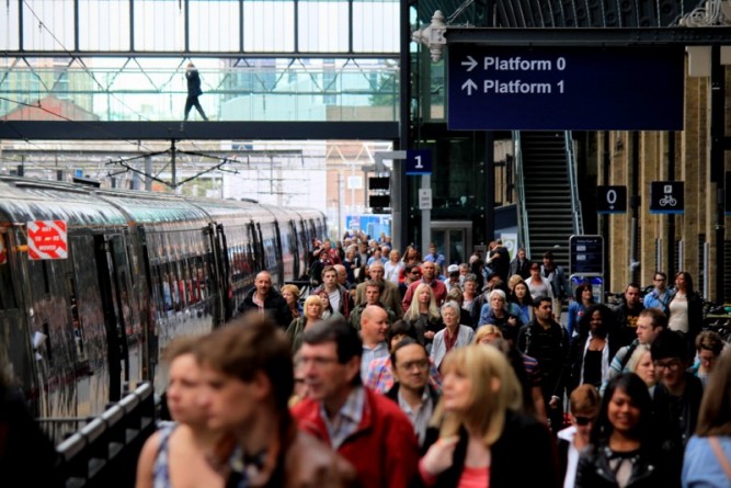 Общество: Задержки и отмены поездов на железных дорогах Великобритании вызваны нехваткой водителей