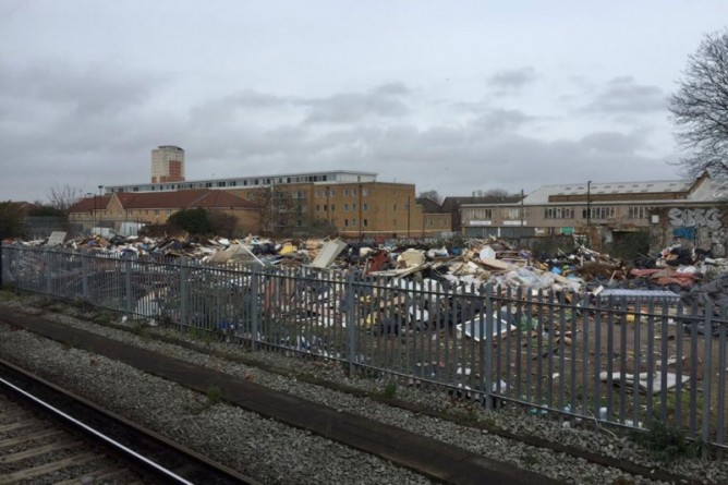 Видео: В Южном Лондоне строители оставили гигантскую свалку размером почти с футбольное поле