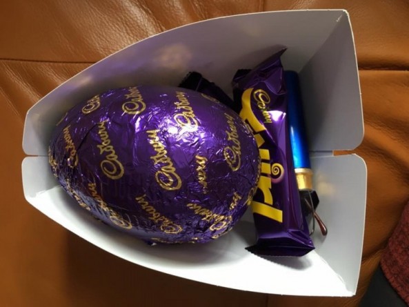 Происшествия: В пасхальном яйце "Cadbury" нашли… очки