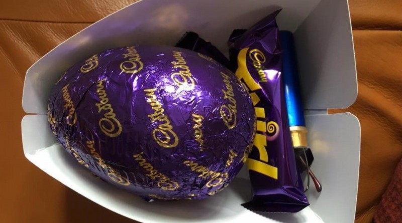 Происшествия: В пасхальном яйце "Cadbury" нашли… очки