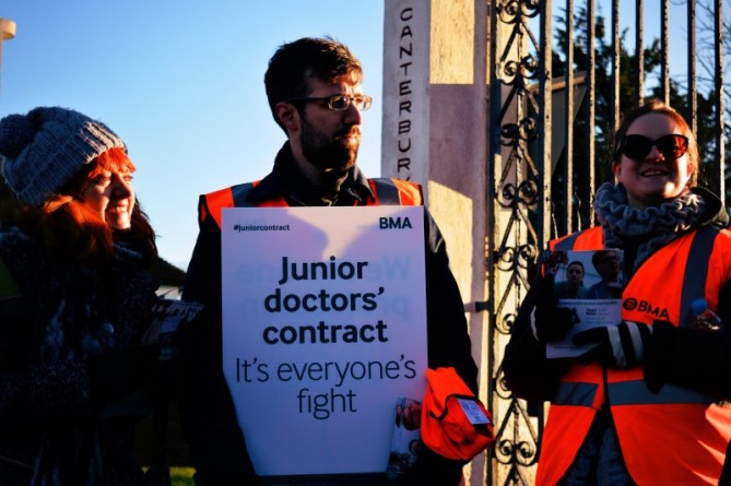 Бизнес и финансы: Забастовка младших врачей набирает обороты
