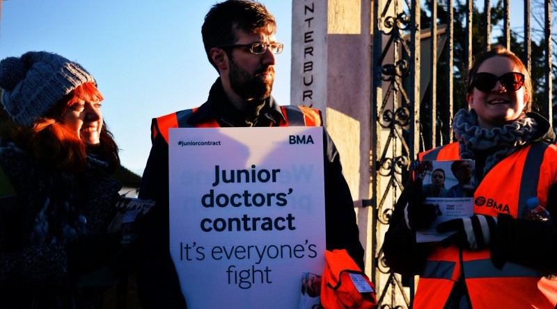 Забастовка младших врачей набирает обороты 13032016 Бизнес и финансы: Забастовка младших врачей набирает обороты