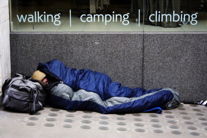 Общество: Бездомный в Великобритании стал знаменитым и получил 10 000 фунтов стерлингов за одну ночь