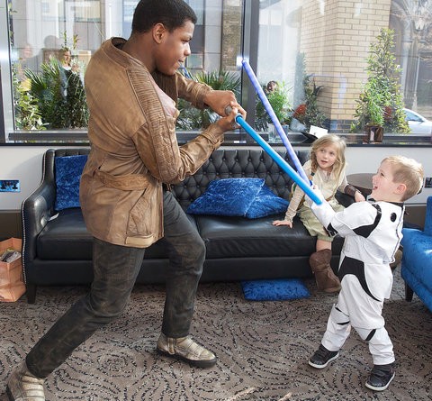 Звезда «Звездных Войн» исполнил желание больного мальчика в Royal London Hospital 16032016 Знаменитости: Звезда «Звездных Войн» исполнил желание больного мальчика в Royal London Hospital