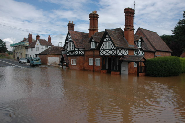 Знаменитости: Принц Чарльз призывает британцев отдыхать в затопленных районах страны