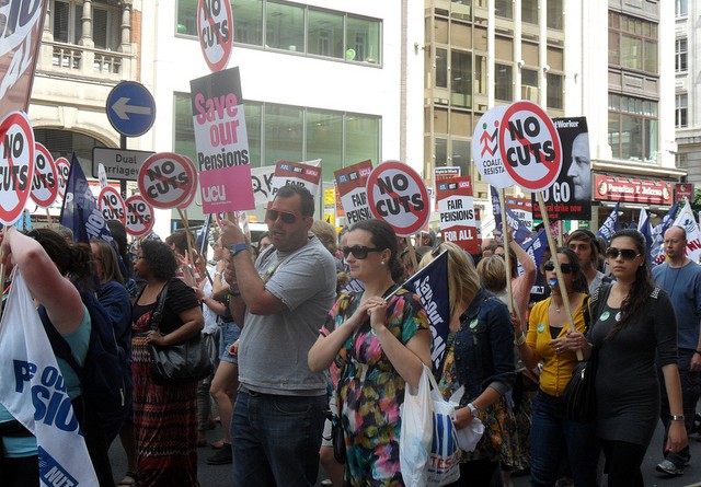 Общество: Забастовка колледжей: преподаватели прошли по Лондону