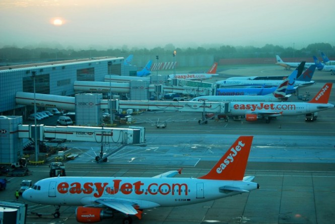 Происшествия: Аэропорт Гатвик был временно закрыт из-за разлившегося топлива
