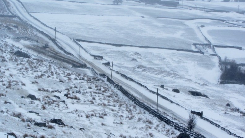 Погода: Сильный снегопад затрудняет транспортное сообщение в Йоркшире и Ланкашире