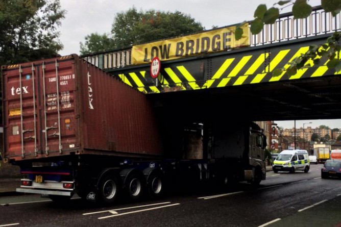 Происшествия: Мост Талс Хилл опять пострадал от столкновения с грузовиком: это 16-й по счету инцидент за полгода