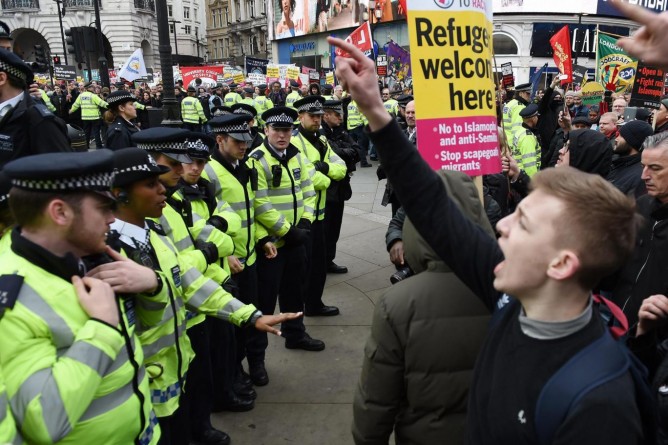 Общество: Столкновения в центре Лондона: демонстрация в поддержку беженцев прошла неспокойно