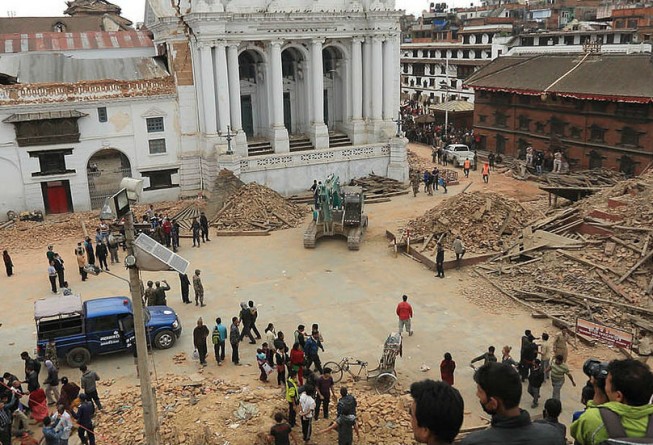 Общество: £5 250 за раба — британцы покупают выживших при землетрясении непальских детей