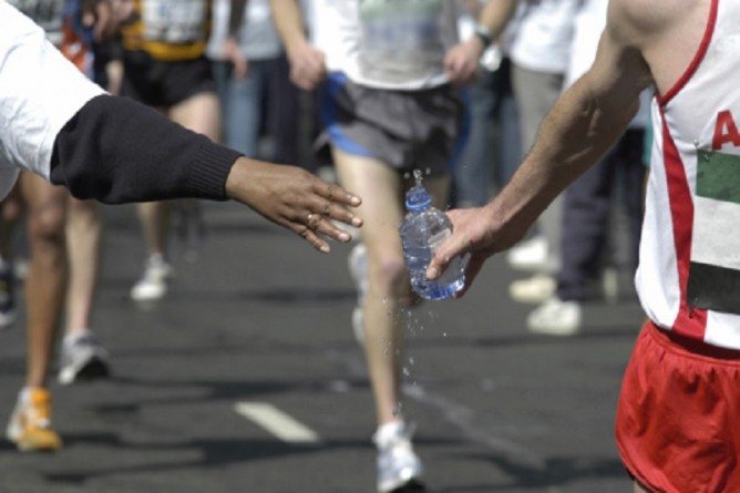 Видео: Кража на марафоне: британцы воровали питьевую воду, предназначенную для участников