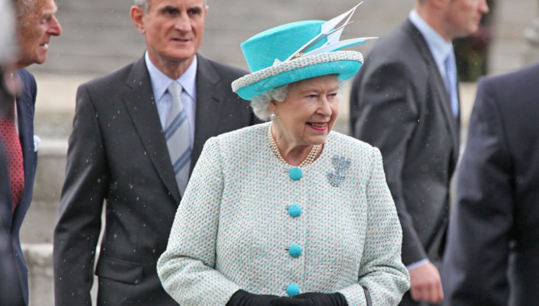 Знаменитости: Букингемский дворец заплатит вам 50 тысяч фунтов за ведение твиттера и фэйсбука королевы