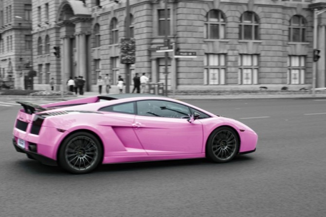Знаменитости: На улицах столицы замечен новый суперкар - розовый Ламборджини