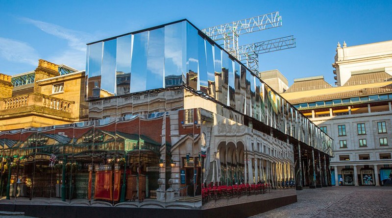 Ковент-Гарден был украшен гигантскими зеркалами (фото) 15042016 Досуг: Ковент-Гарден был украшен гигантскими зеркалами (фото)