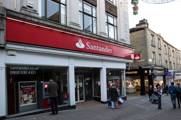 Закон и право: Полиция рекомендует британцам не пользоваться банкоматами Santander