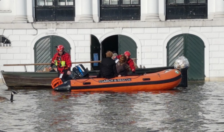 Общество: Темза вышла из берегов: люди и машины оказались в ловушке