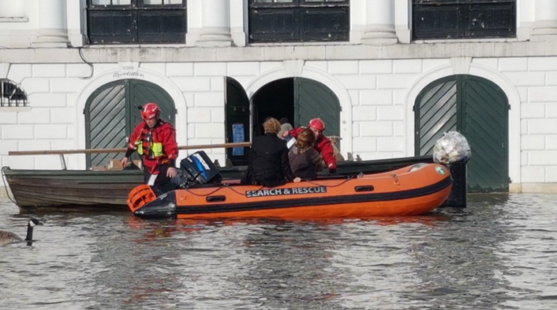 Темза вышла из берегов: люди и машины оказались в ловушке 12042016 Общество: Темза вышла из берегов: люди и машины оказались в ловушке