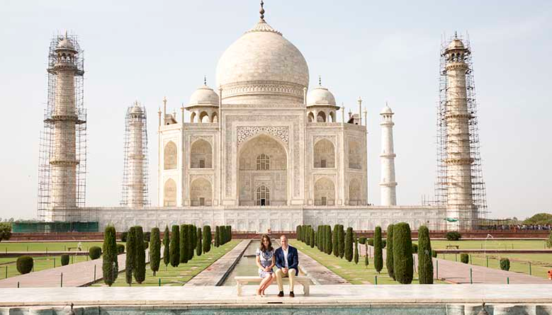 Уильям и Кейт сфотографировались на скамейке у Тадж-Махала, обновив знаменитую фотографию с принцессой Дианой 17042016 В мире: Уильям и Кейт сфотографировались на скамейке у Тадж-Махала, обновив знаменитую фотографию с принцессой Дианой