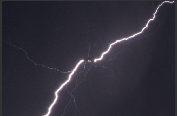 Погода: В самолет ударила молния во время посадки в аэропорту Хитроу