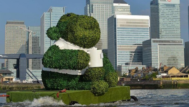 Досуг: Огромная статуя зелёной мартышки плавает по Темзе